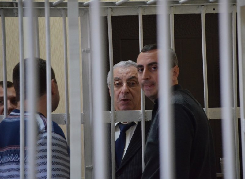 Судья отметила Солодкиных на фото с членами банды Трунова